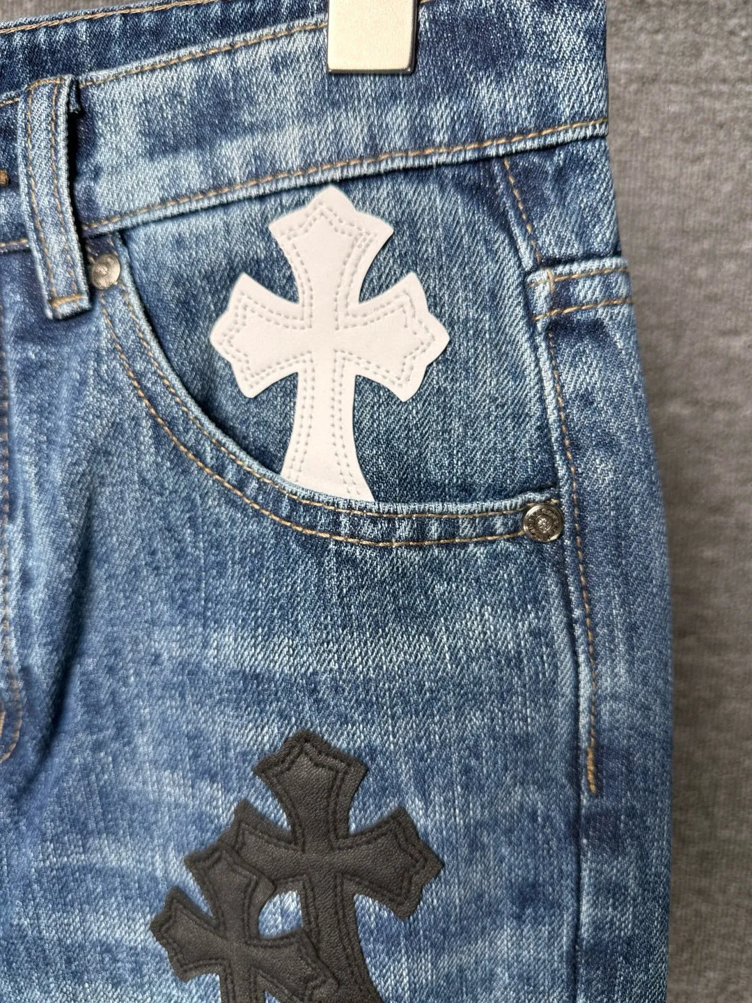 P270 💰 (Top version) Chrome Hearts blue pants, black and white multi-leather jeans, multi-leather standard workwear jeans, ch jeans, all need to be washed and then disassembled and hand-stitched with sheepskin cross leather and then spliced to complete. The whole process is too many to explain. About Chrome Hearts This is an extremely luxurious fashion brand that can also be called the aristocrat of the high street. It has always been an exclusive brand for some hipsters or the rich second generation. Compared with ordinary high streets, it is more luxurious and noble. Compared with luxury brands, it has a more fashionable personality. It has always been a brand that I have a special liking for. Color: blue Size: 28-30-32-34-36 (corresponding to S-M-L-XL-XXL)